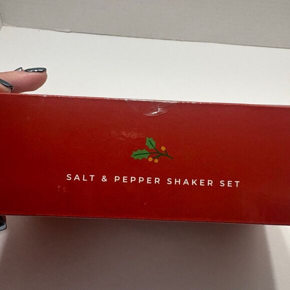 Christmas Highland Cow Salt and Pepper Shakers Cow Wreath Santa Hat - Picture 3 of 3